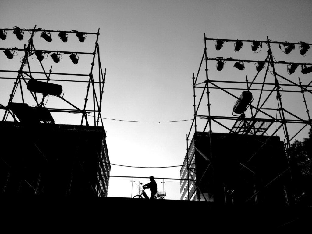 Montaje de escenarios y estructuras metálicas.